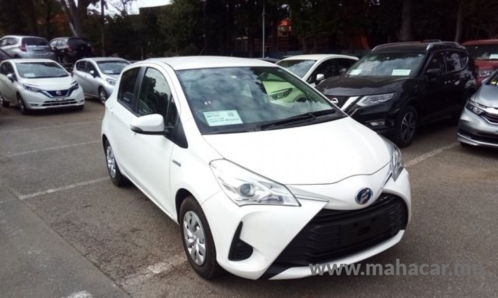 2020 Toyota VITZ HYBRID F photo 2