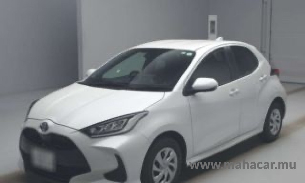 2023 Toyota Yaris Hybrid, White