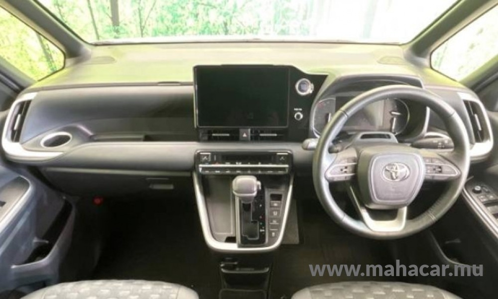 2023 Toyota VOXY photo 3