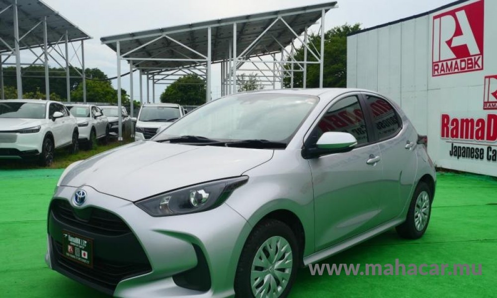 2023 Toyota Yaris Hybrid, Silver