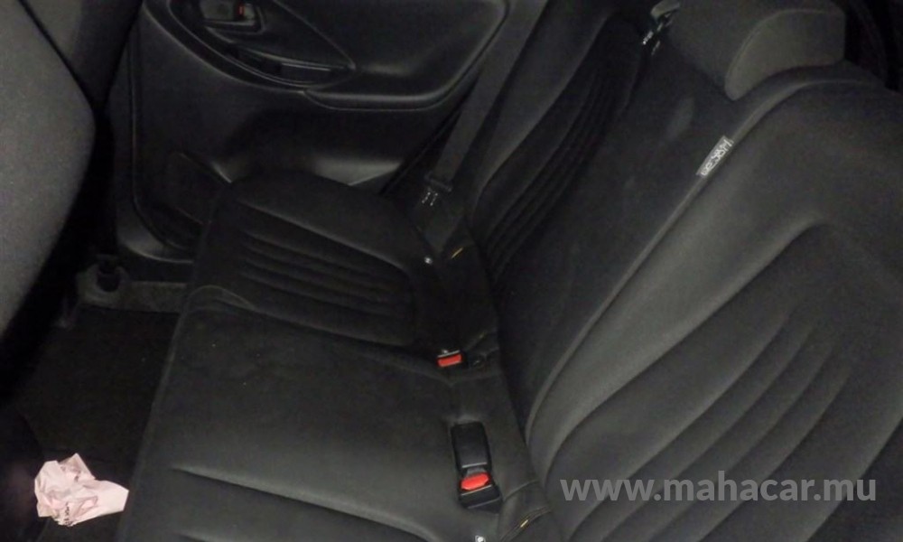 2021 Toyota Yaris Hybrid photo 4