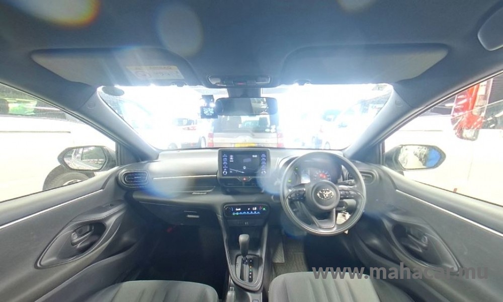 2021 Toyota Yaris photo 2