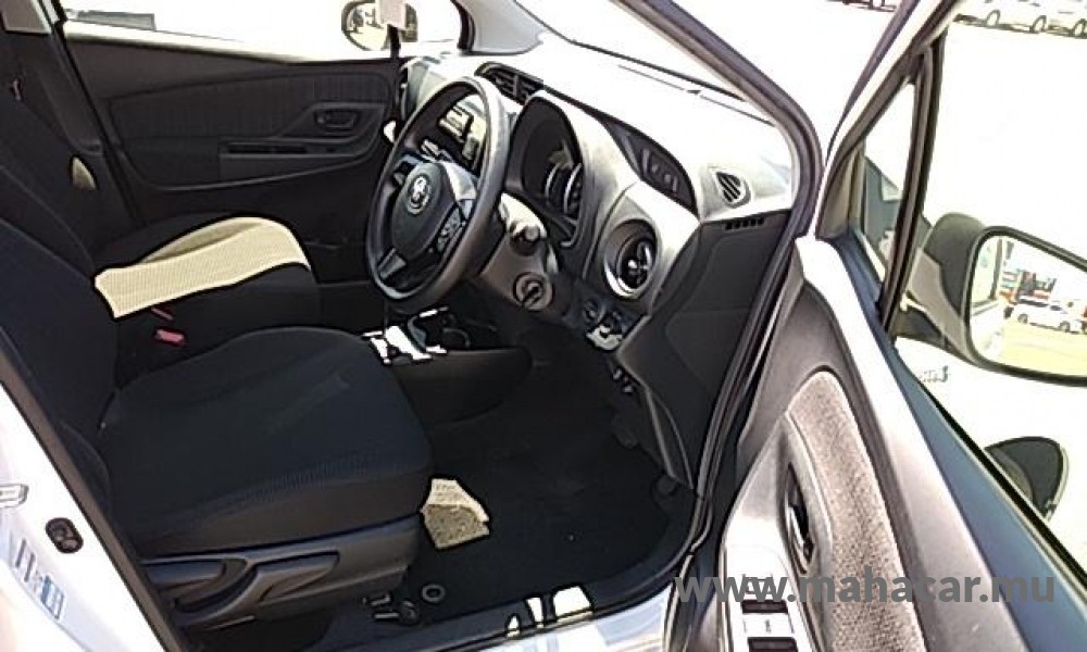 2019 Toyota VITZ HYBRID F photo 14