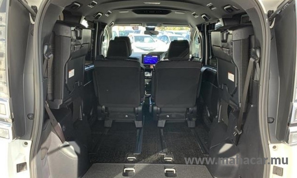 2019 Toyota VOXY photo 7