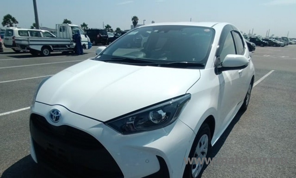 2022 Toyota Yaris Hybrid, White