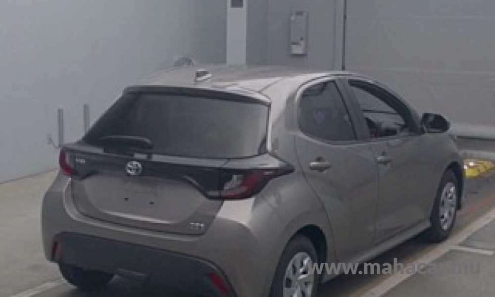 2021 Toyota Yaris Hybrid photo 2