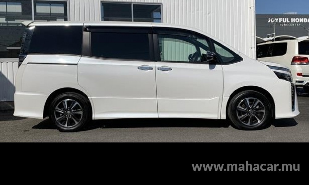 2019 Toyota VOXY photo 4