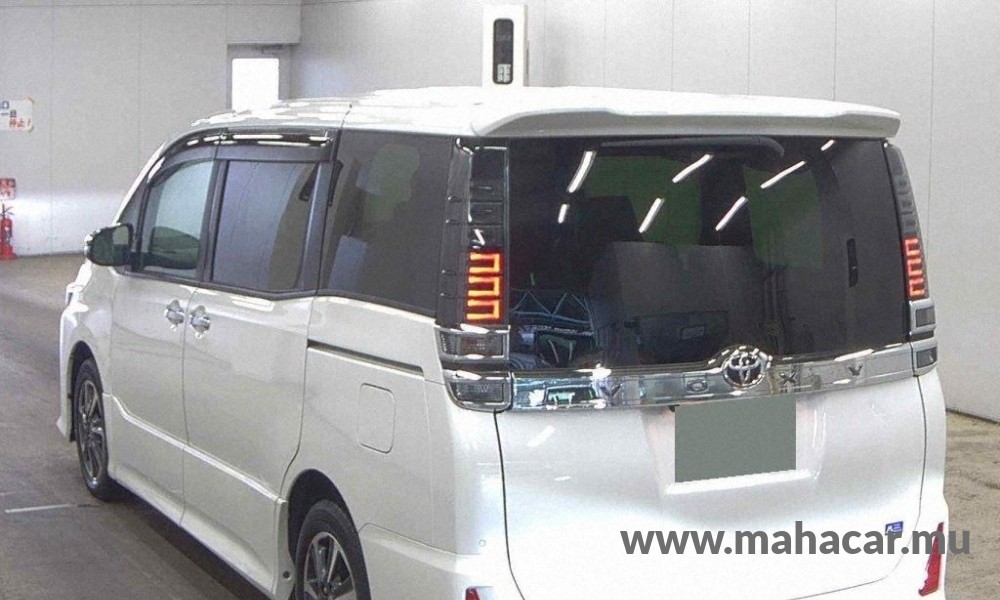 2021 Toyota VOXY photo 4