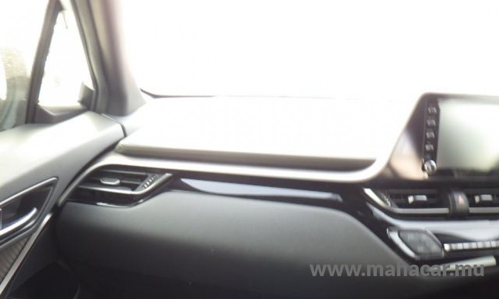2020 Toyota CHR HYBRID photo 8