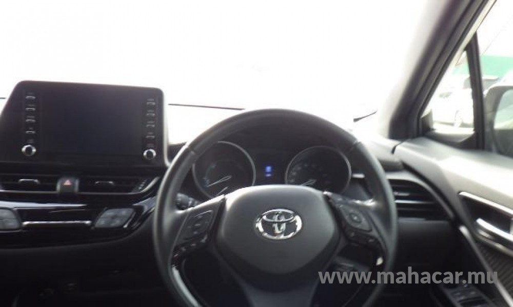 2020 Toyota CHR HYBRID photo 6
