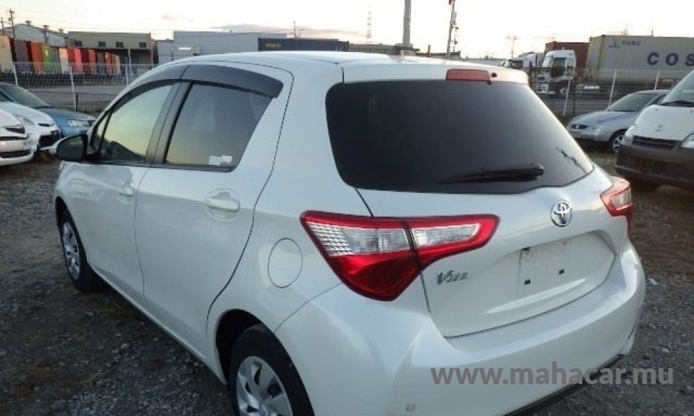 2019 Toyota Vitz photo 2
