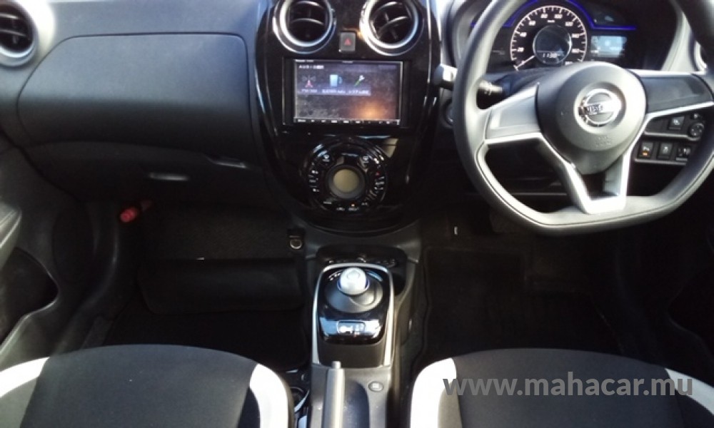 2020 Nissan NOTE E-POWER photo 2