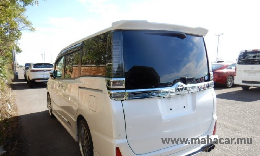 2020 Toyota VOXY photo 9