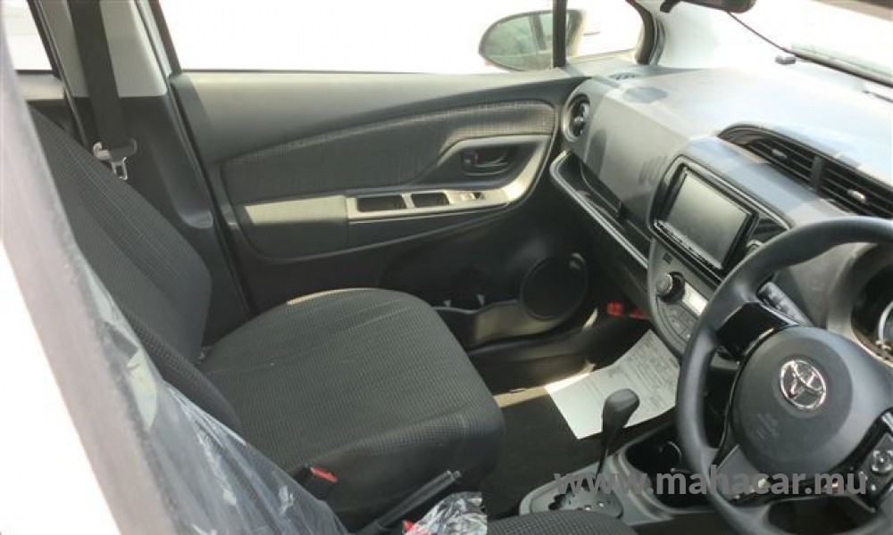 2020 Toyota VITZ HYBRID F photo 9