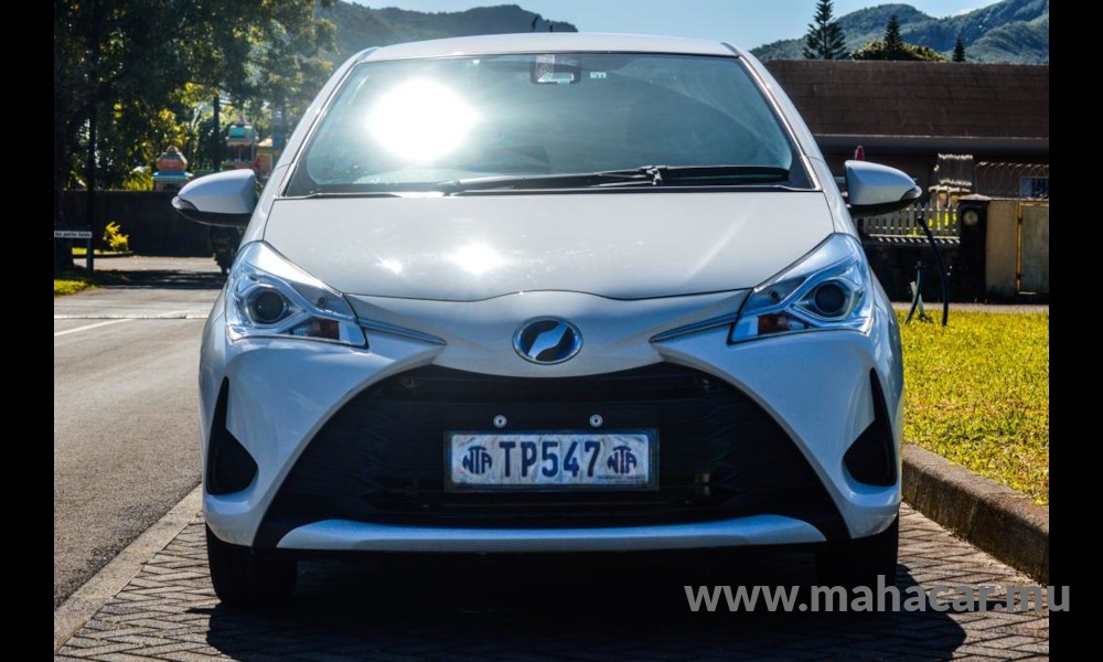 2018 Toyota VITZ HYBRID F photo 2