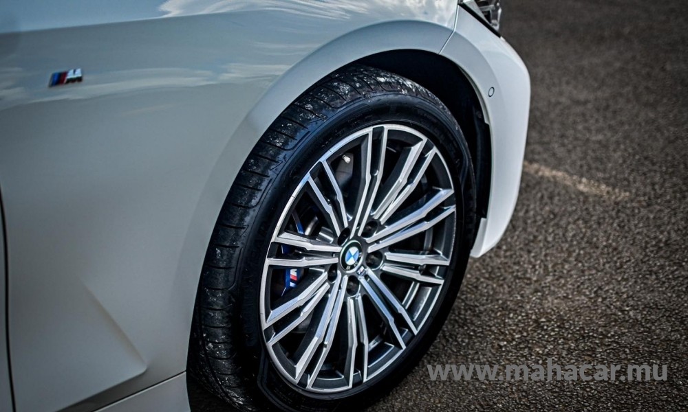 2019 BMW 330e photo 3