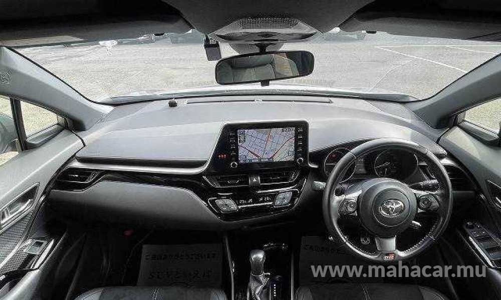 2020 Toyota CHR HYBRID photo 13