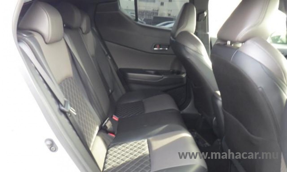 2020 Toyota CHR HYBRID photo 4