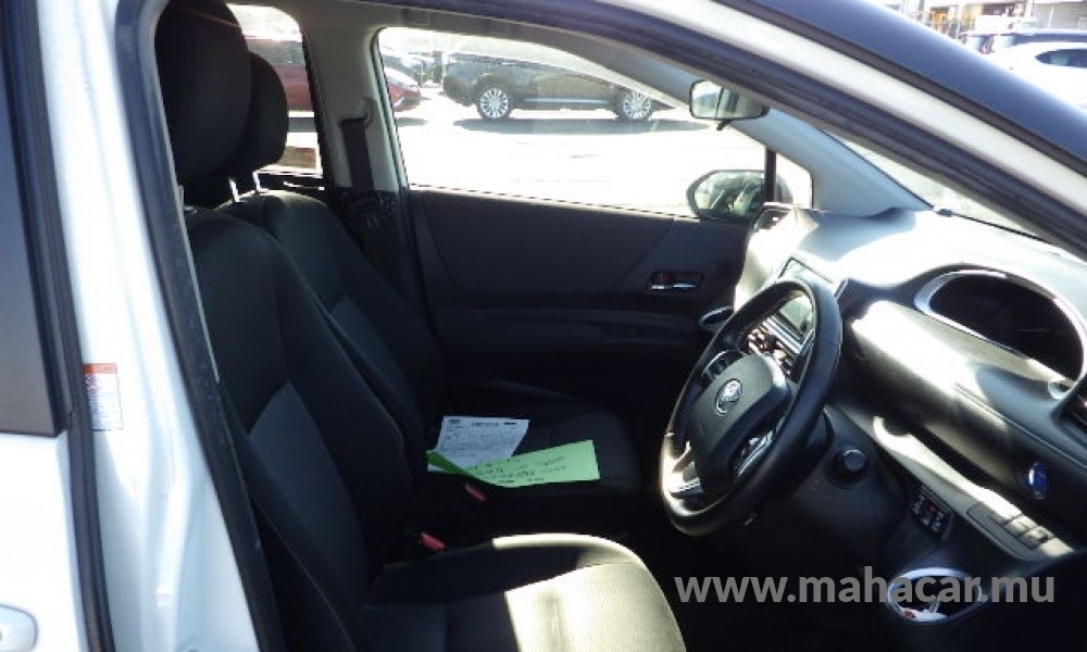 2021 Toyota Sienta Hybrid photo 6