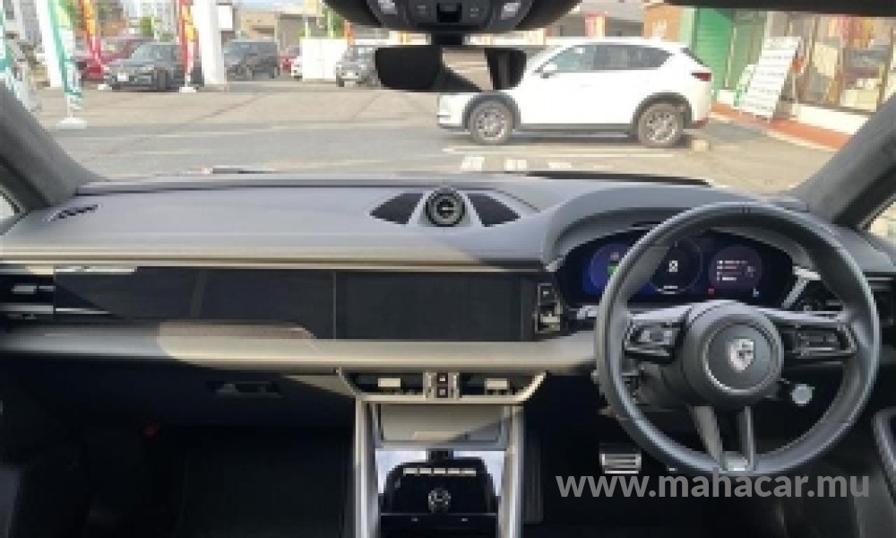 2025 Porsche Macan photo 12