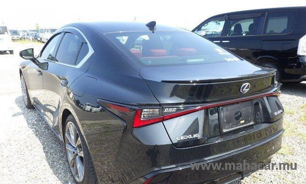 2021 LEXUS IS 300h photo 4
