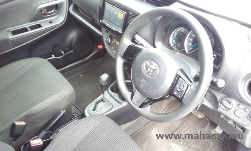 2020 Toyota VITZ HYBRID F photo 6