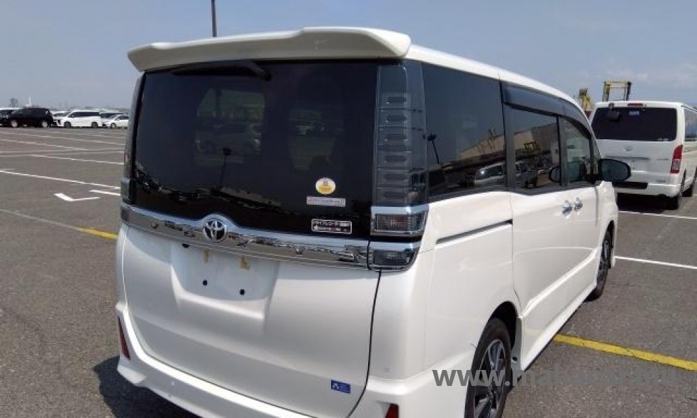 2021 Toyota VOXY photo 9