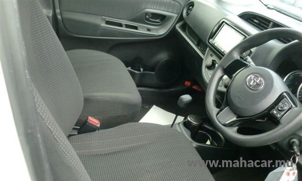 2019 Toyota VITZ HYBRID F photo 7