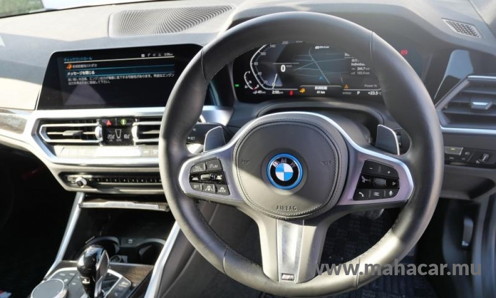 2022 BMW 330e photo 9