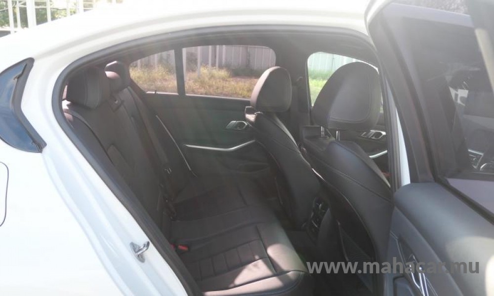 2022 BMW 330e photo 12