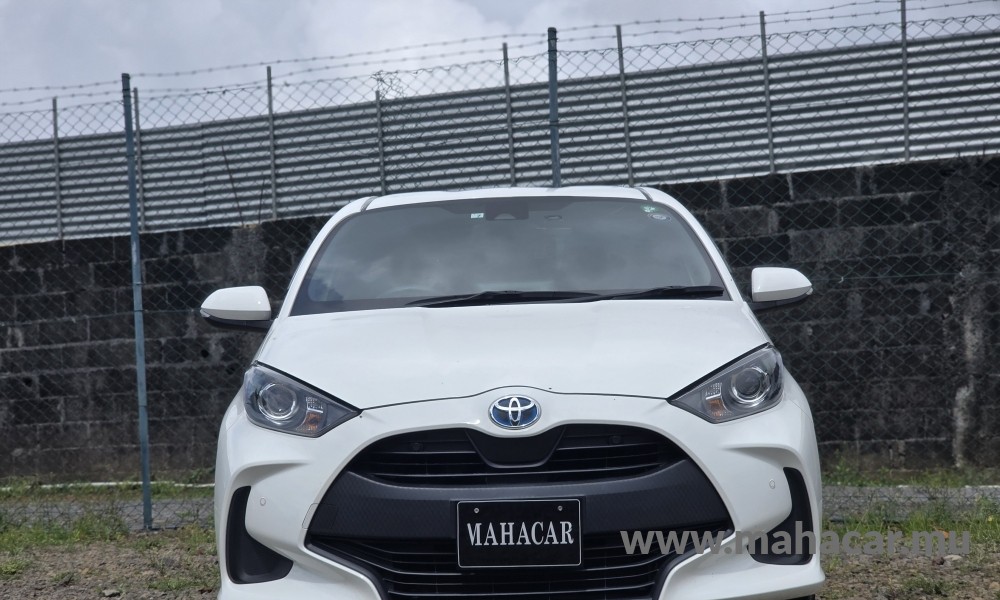 2022 Toyota Yaris Hybrid, White