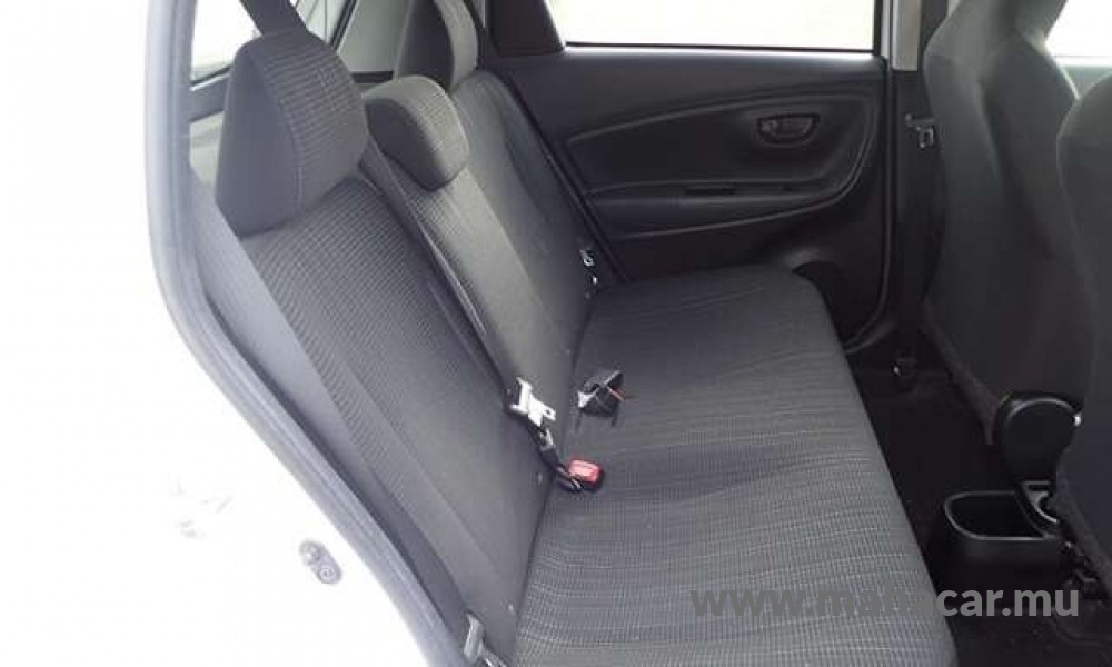 2019 Toyota VITZ HYBRID F photo 7