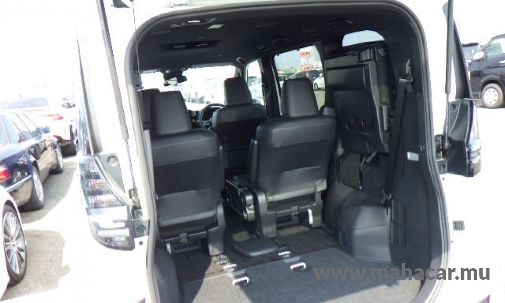 2023 Toyota VOXY photo 6