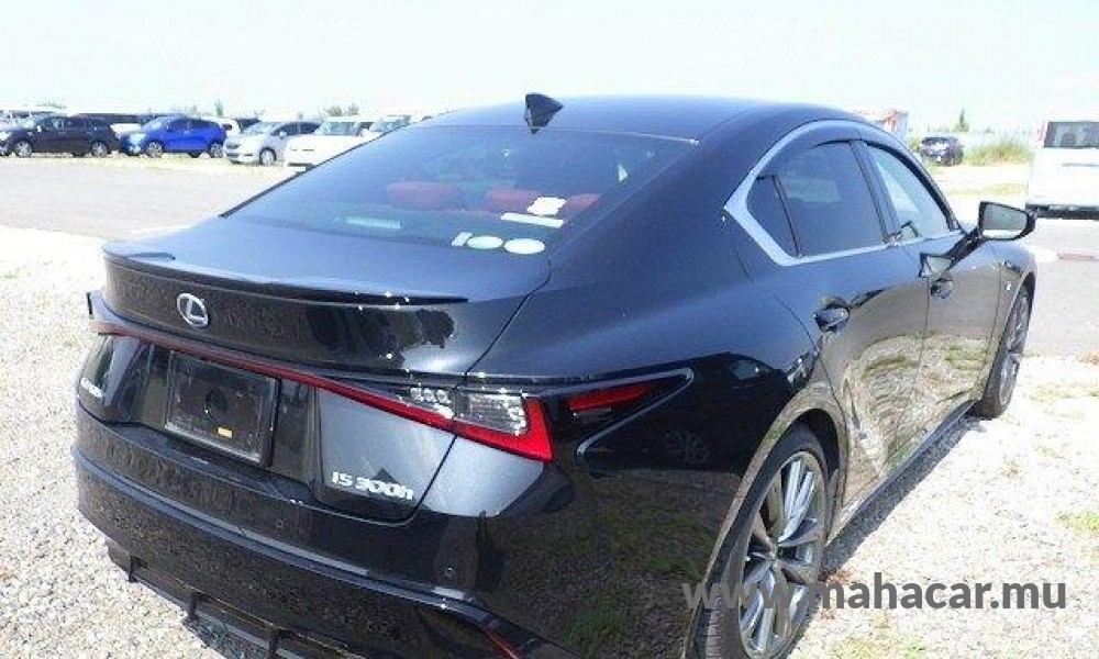 2021 LEXUS IS 300h photo 3