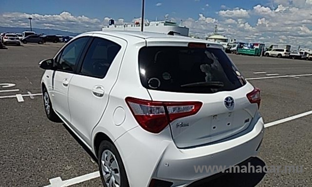 2019 Toyota VITZ HYBRID F photo 3
