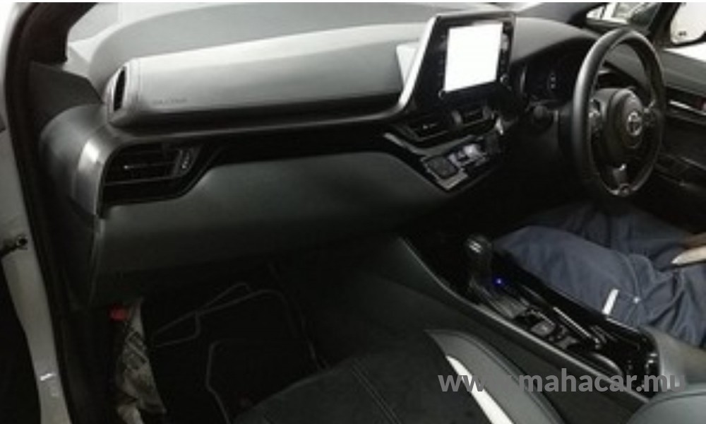 2020 Toyota CHR HYBRID photo 3