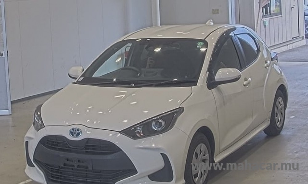 2022 Toyota Yaris Hybrid, White
