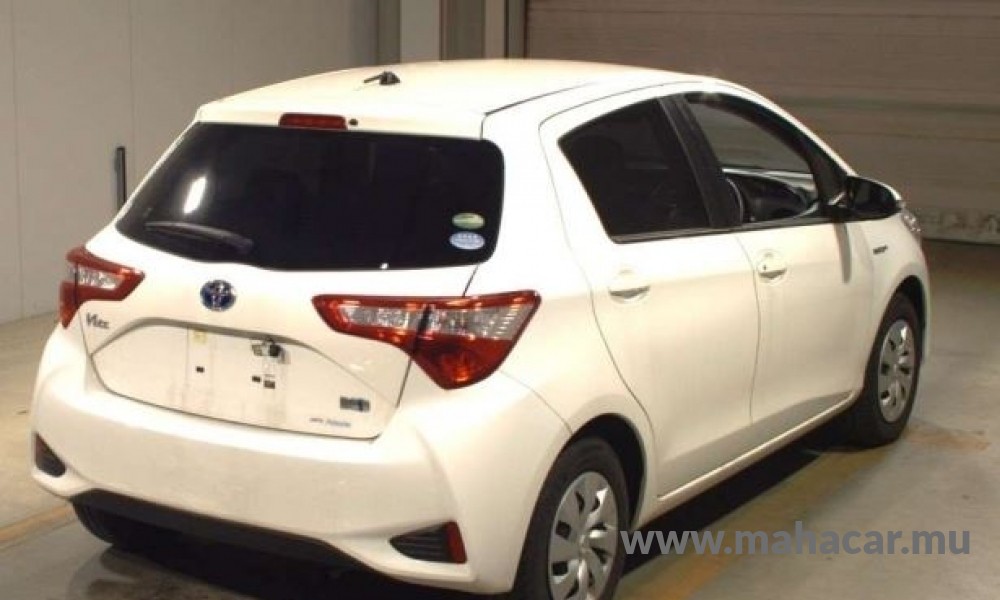 2020 Toyota VITZ HYBRID F photo 2