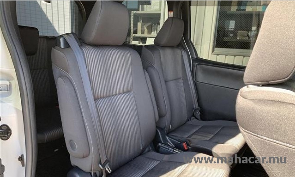2019 Toyota VOXY photo 6