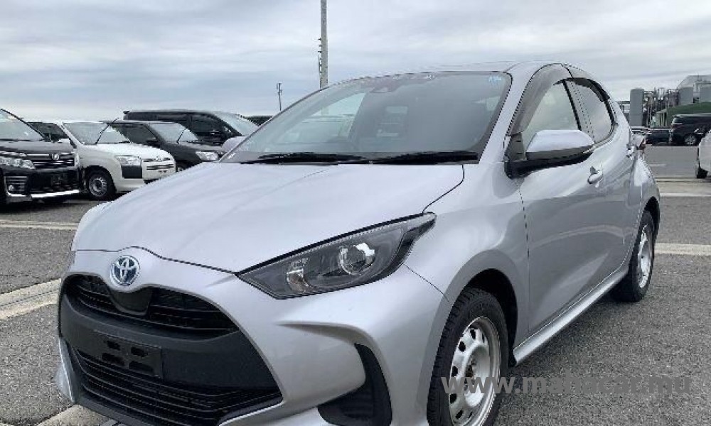 2023 Toyota Yaris Hybrid, Silver