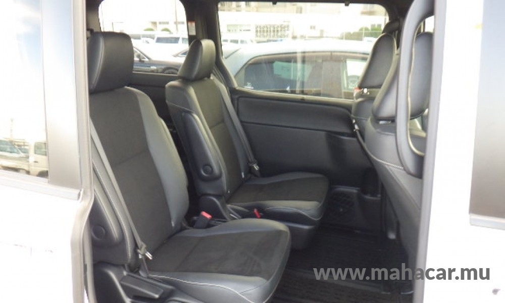 2019 Toyota Noah photo 2