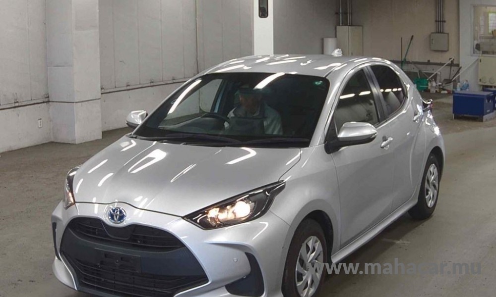 2021 Toyota Yaris Hybrid, Silver