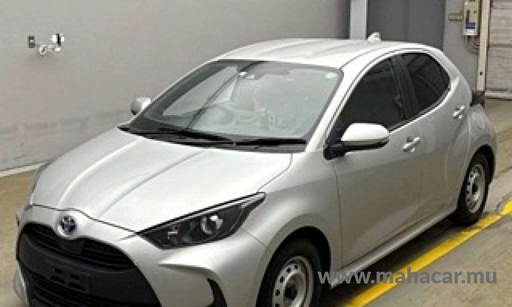 2022 Toyota Yaris Hybrid, Silver