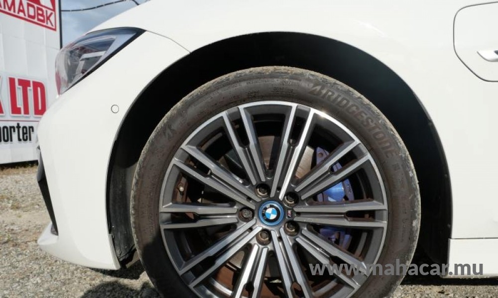 2022 BMW 330e photo 14