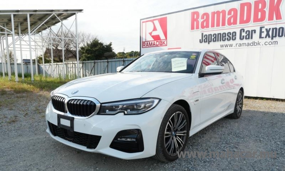 2022 BMW 330e, White