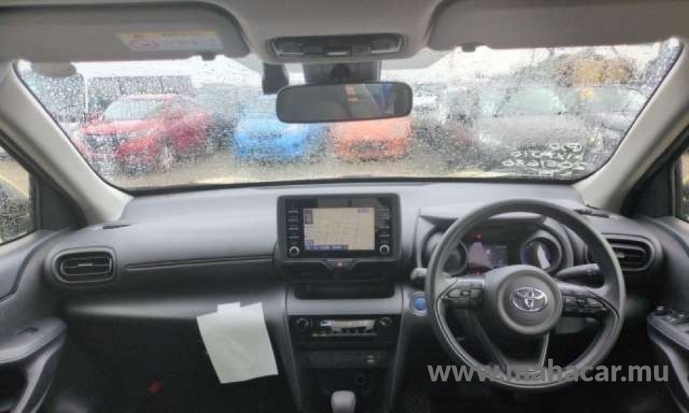 2022 Toyota Yaris Cross Hybrid photo 2
