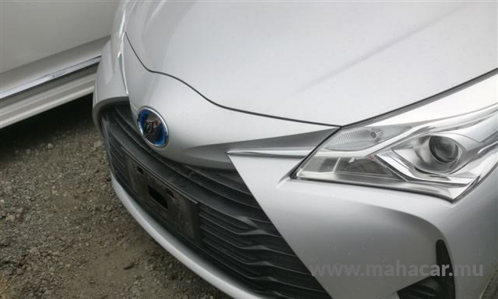 2019 Toyota VITZ HYBRID F photo 11