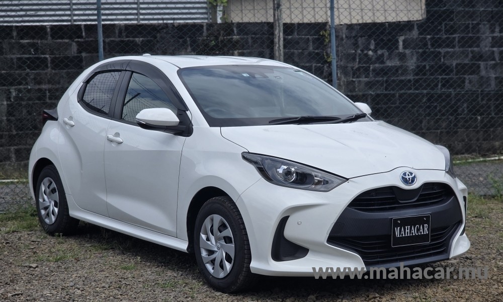 2022 Toyota Yaris Hybrid photo 2