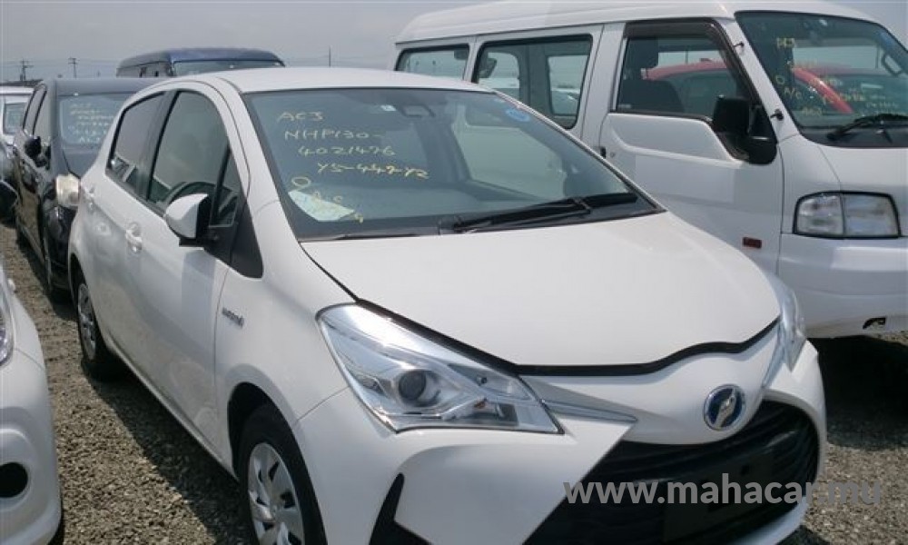 2020 Toyota VITZ HYBRID F photo 2