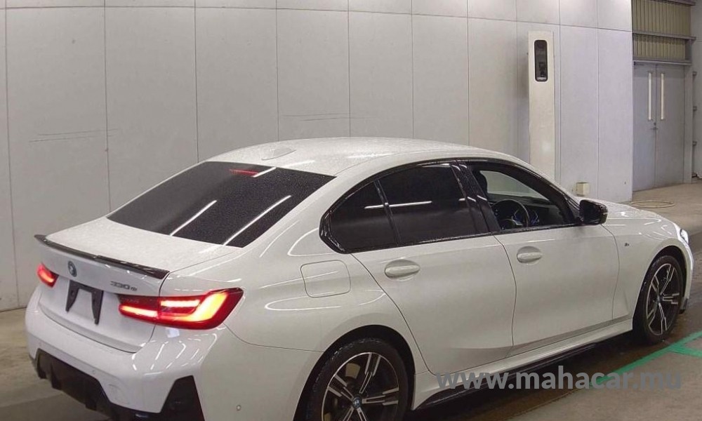 2024 BMW 330e photo 2